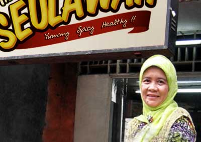 Hj. Ratna Dwikora Pemilik Rumah Makan Mie Aceh Seulawah