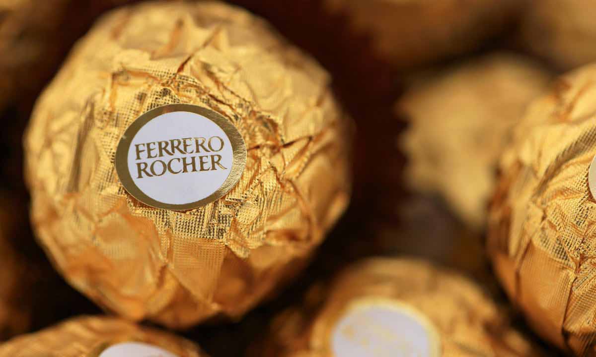 Logo dan Kemasan Ferrero Rocher Berwarna Emas Cara Memilih Warna Logo, Kemasan dan Interior Toko Roti Kue Serta Cafe